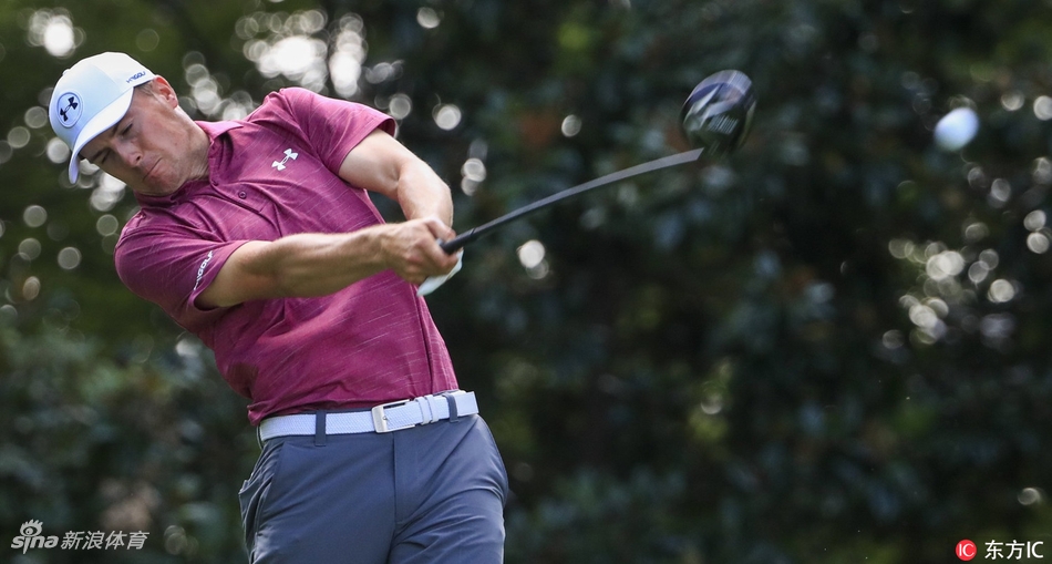 里奇·福勒与传奇教练布奇·哈蒙并肩站在练习场，哈蒙正指向福勒的挥杆动作进行关键指导