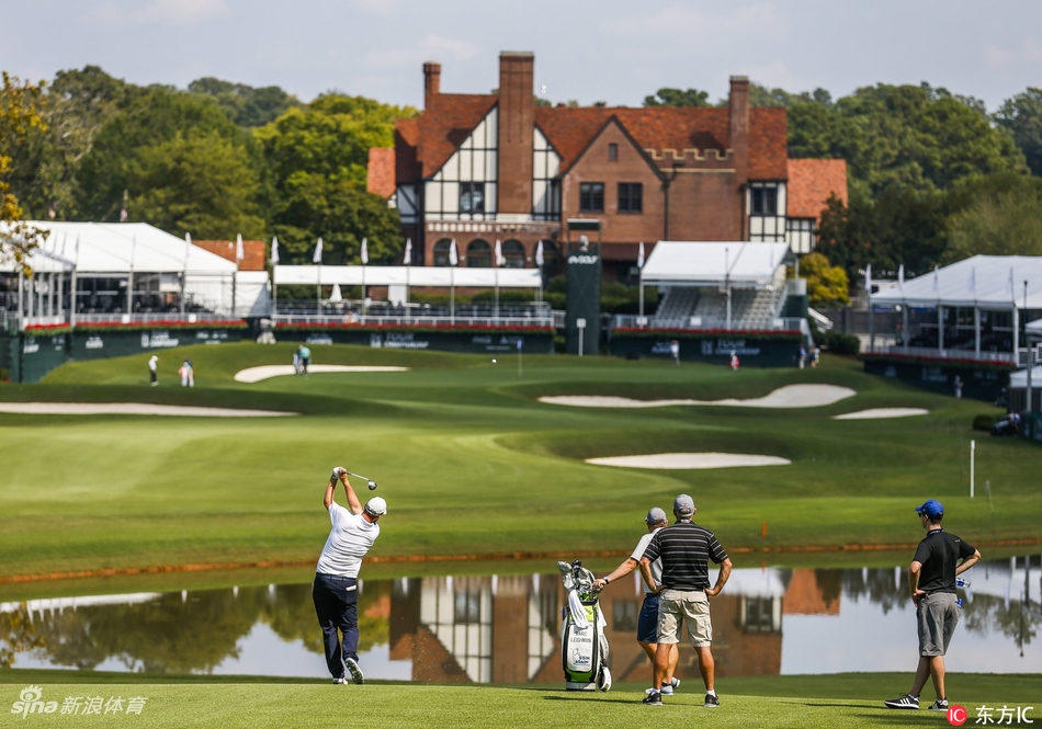 乔丹·斯皮思在练习场完成一次标准全挥杆，身体姿态完美平衡，白色上衣在绿色背景下格外醒目