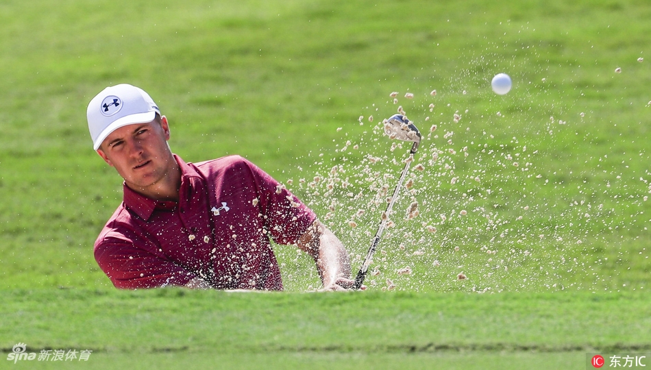 马克·利什曼在东湖练习场上完成一次有力挥杆，身体充分扭转，杆头在阳光下划出银色弧线