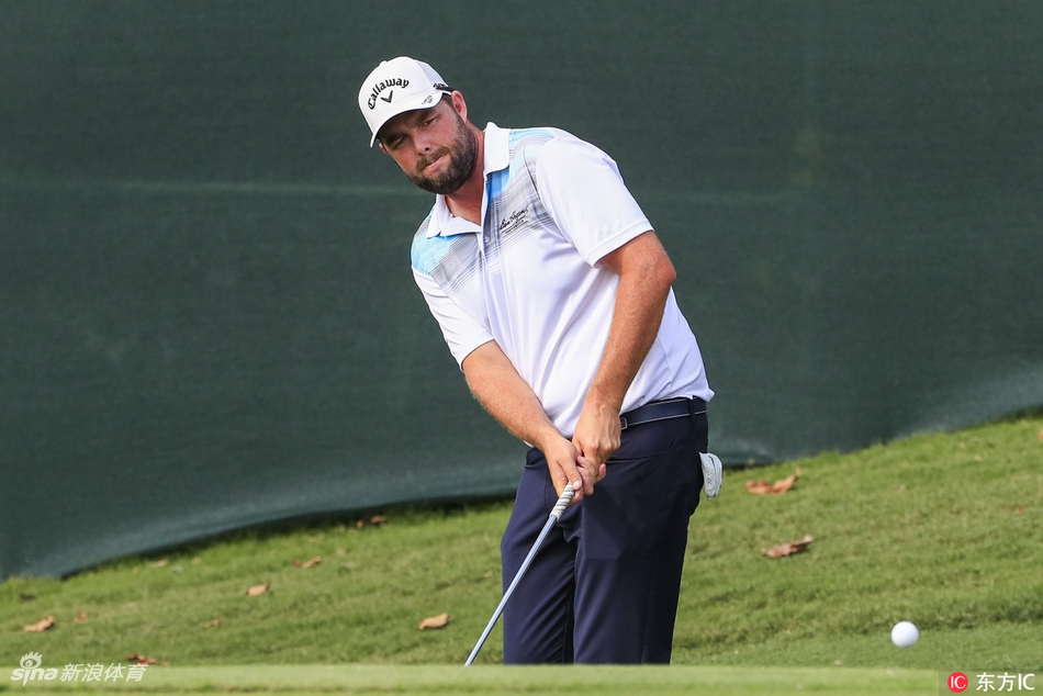 贾斯汀·罗斯弯腰屈膝仔细查看果岭推杆线路，神情专注如侦探勘察现场