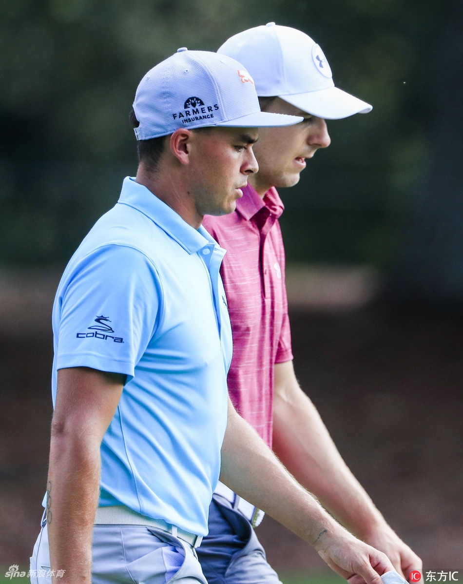 黄昏时分东湖球场宁静的景色，最后一缕阳光洒在会所屋顶上，预示着一场大战前的平静