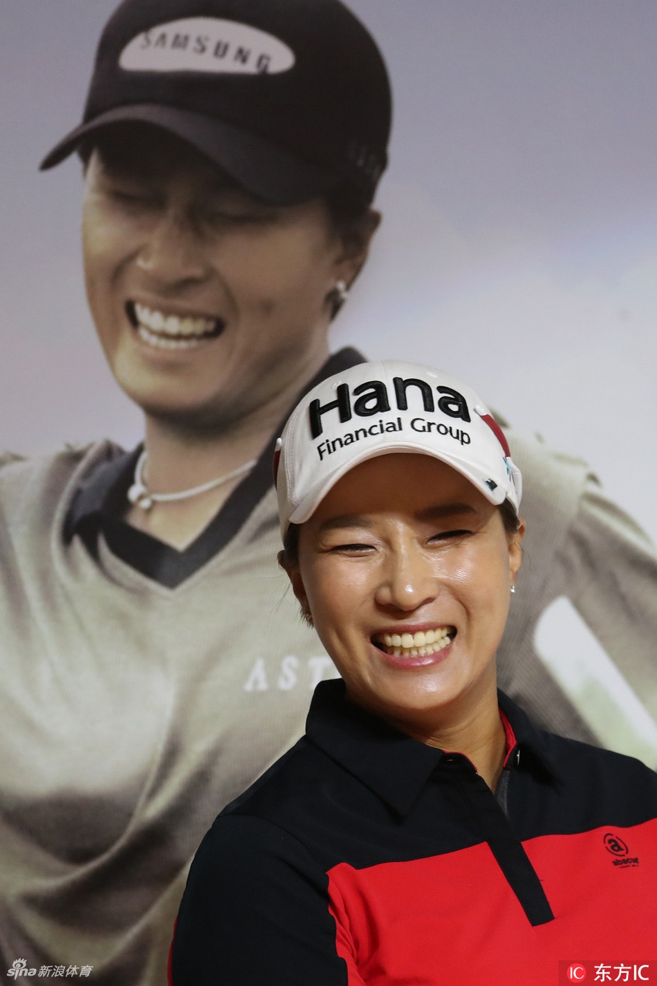 朴世莉与朴城炫并肩而立，两代球后相视而笑，画面温馨充满传承意味