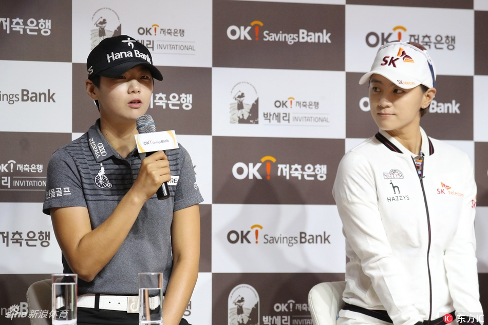 朴城炫手持精美球童背心，向镜头展示其独特设计，神情专注而骄傲