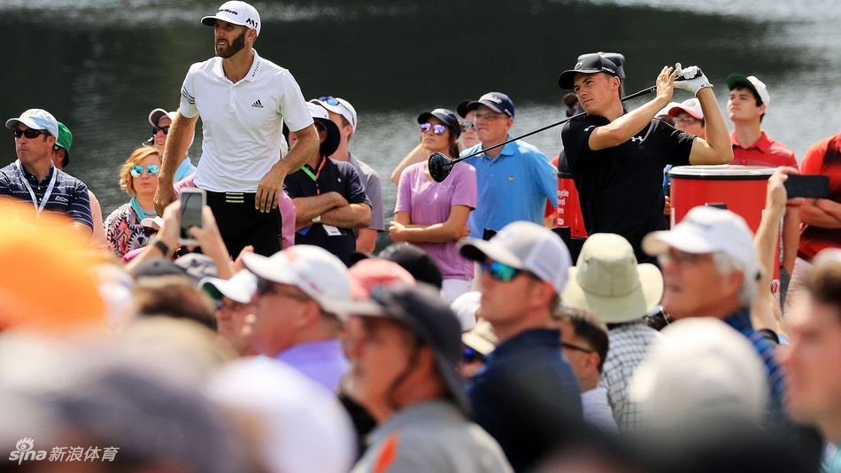 保罗·卡西在果岭边凝神观察推杆线路，专注的眼神中透露出对胜利的渴望。
