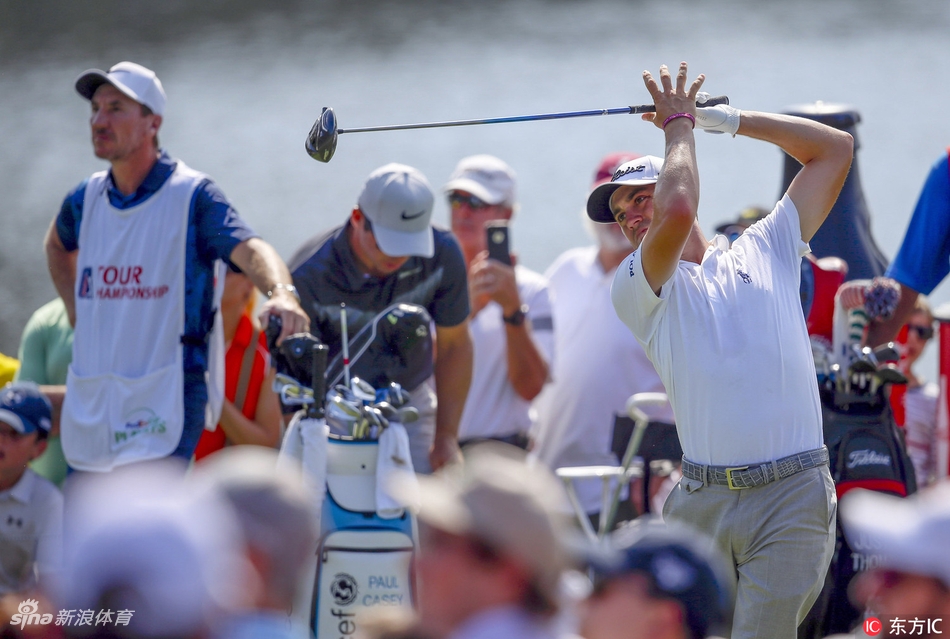 保罗·卡西推入关键一推后，握拳庆祝，脸上洋溢着激动与释放的表情，身后观众为之欢呼。