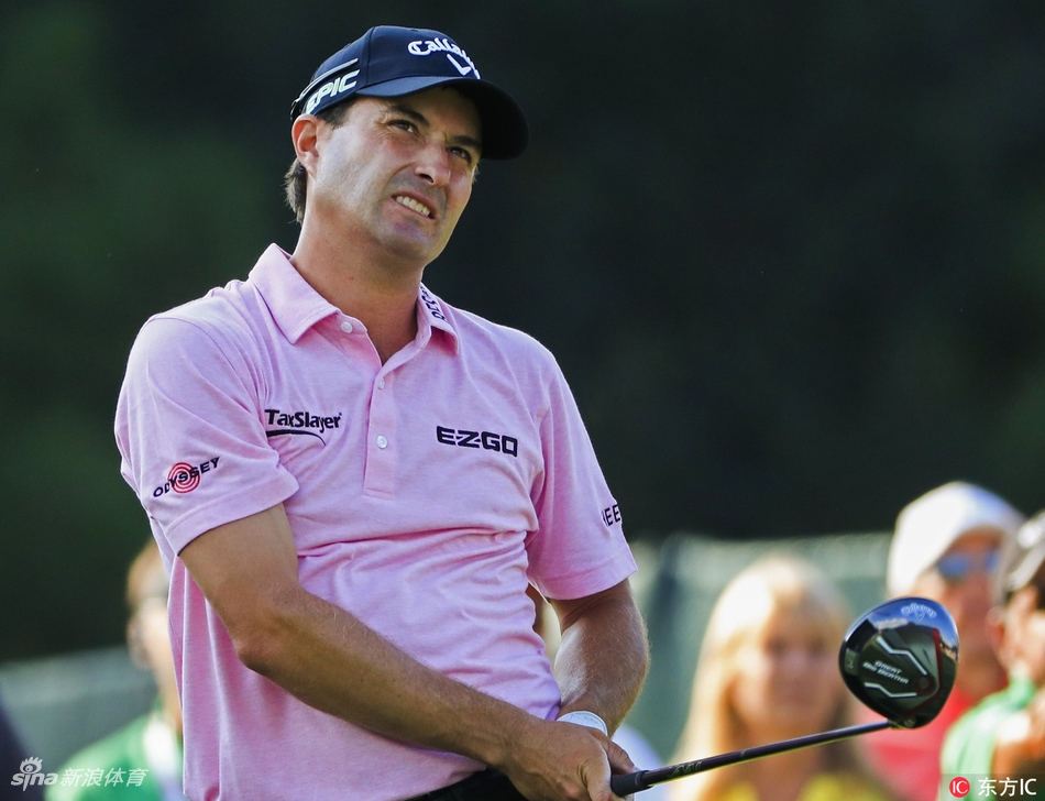 贾斯汀·托马斯在球道上完成一次漂亮的挥杆，身体扭转充满张力，白色高尔夫球在空中划出清晰轨迹。