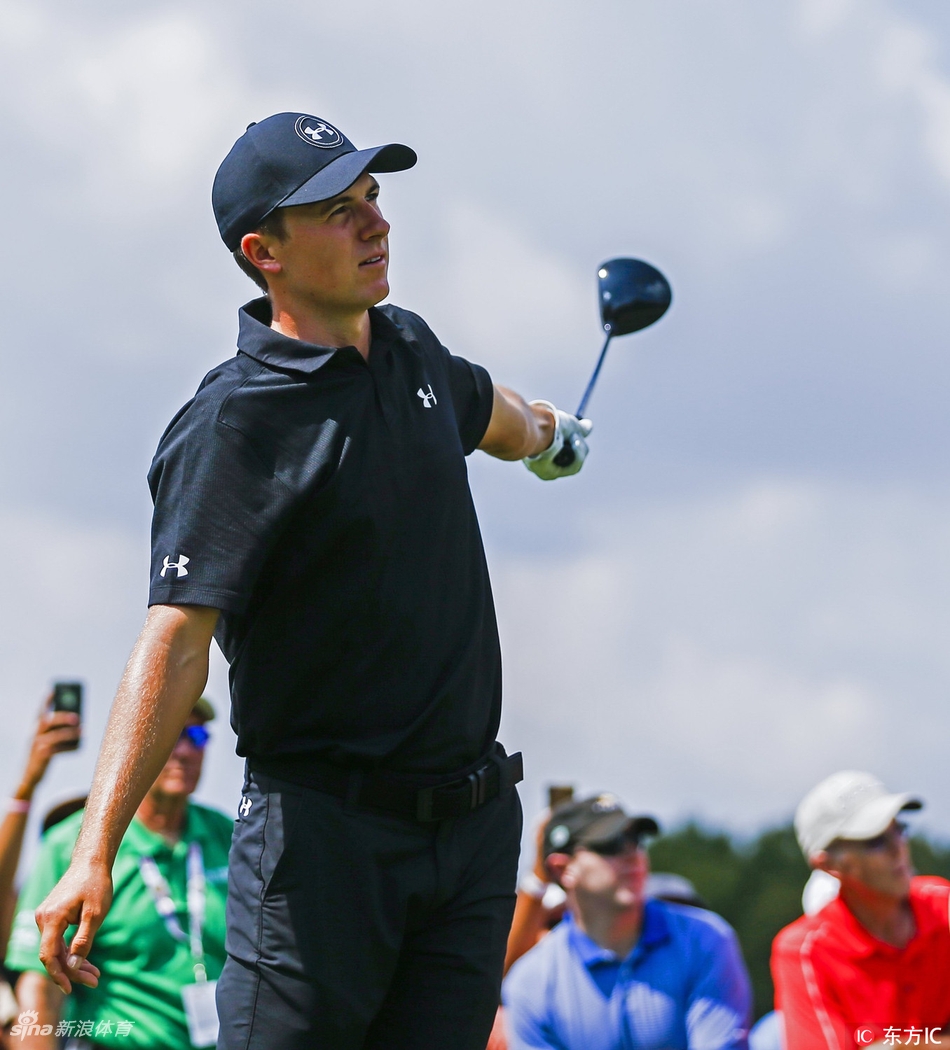 宽阔的东湖高尔夫俱乐部鸟瞰图，决赛轮球员行进在如画的球道上，夕阳为赛场披上金色外衣。