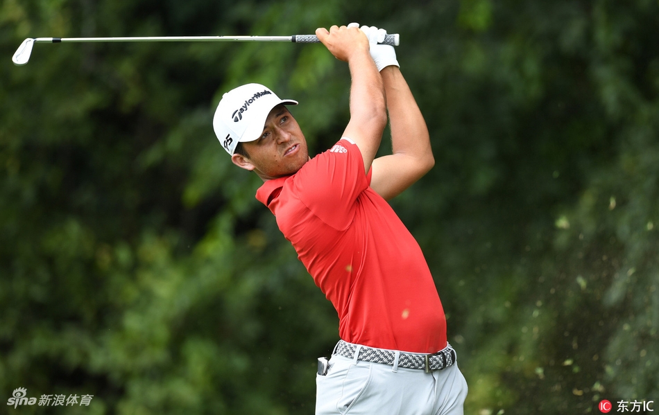 乔丹·斯皮思在长草中眉头紧锁，正在审慎地评估一记困难的救球路线，挑战与决心写在他的脸上。