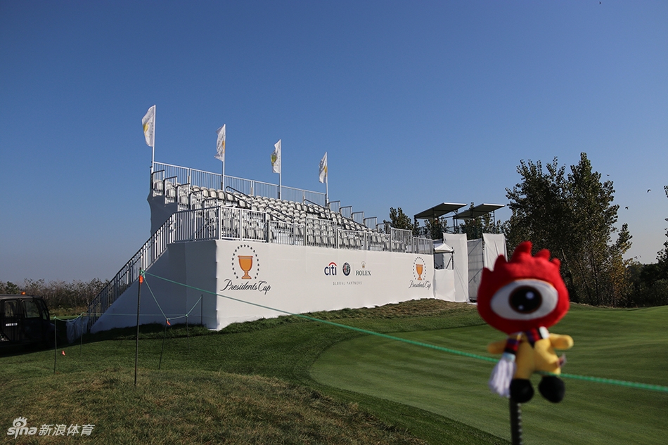 战略要地14号洞发球台,球员正凝神准备至关重要的开球。