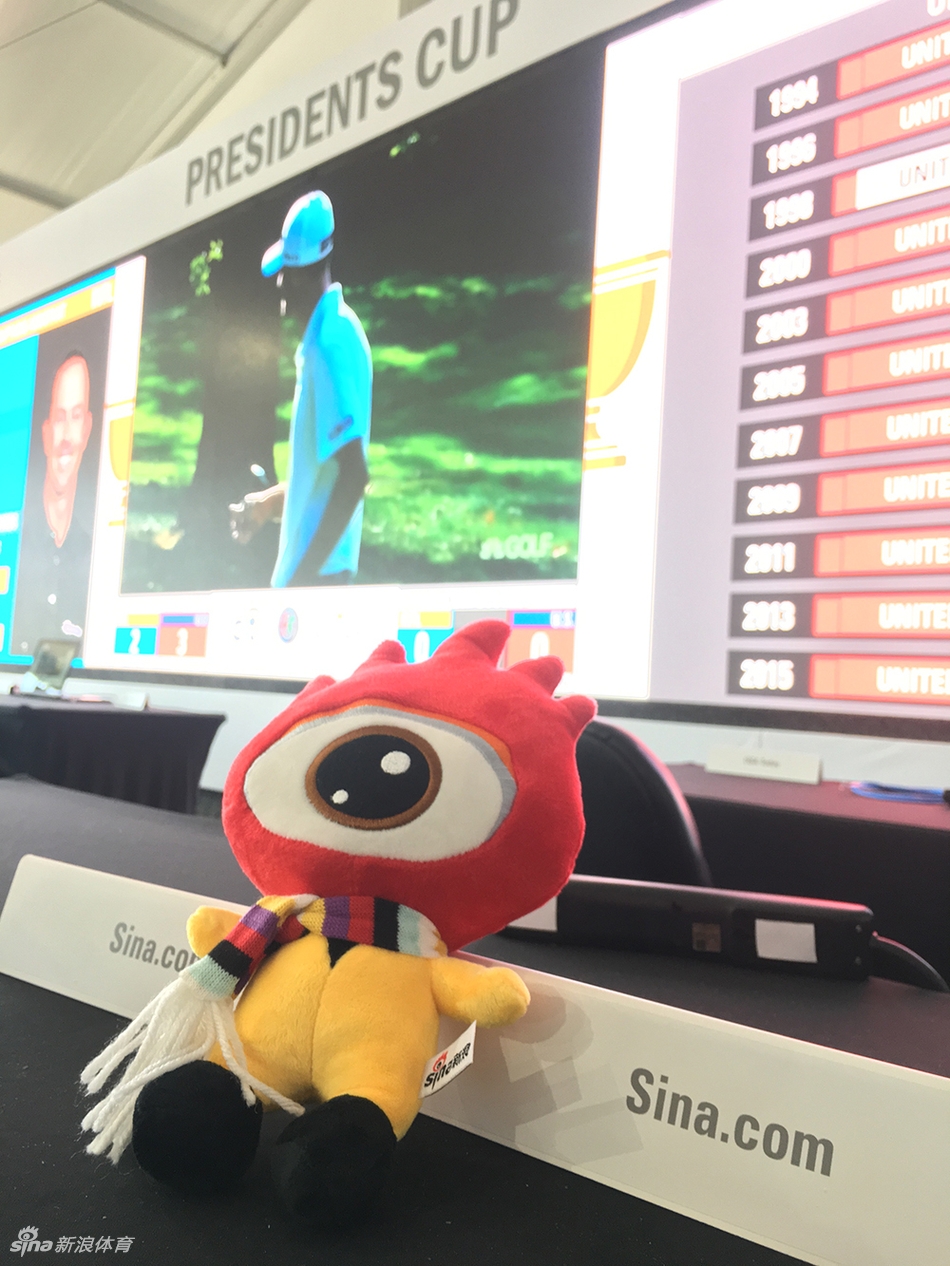 传奇老虎伍兹作为副队长,神情专注地与队员进行战术讨论。