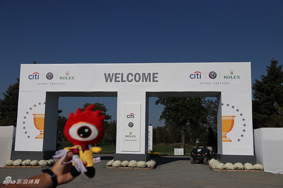 小浪探访球场长草区,茂密的草丛预示着任何失误都将付出代价。