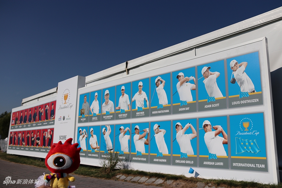 世界第一达斯汀·约翰逊在练习中展现其标志性的超远距离开球。