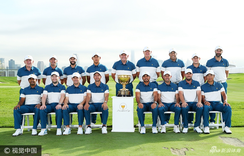 国际队全体成员围绕在闪亮的总统杯奖杯旁欢呼庆祝，每个人的脸上都洋溢着自豪与喜悦的笑容。