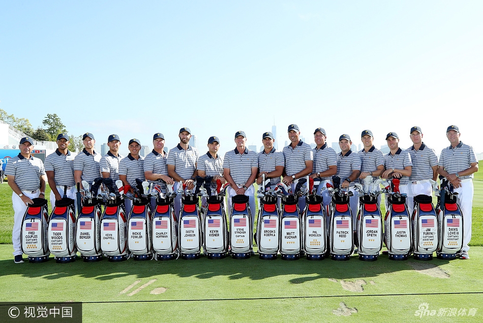 国际队队员与自己征战赛场的专业球包合影，装备整齐划一，体现了球队的专业面貌与后勤保障的完善。