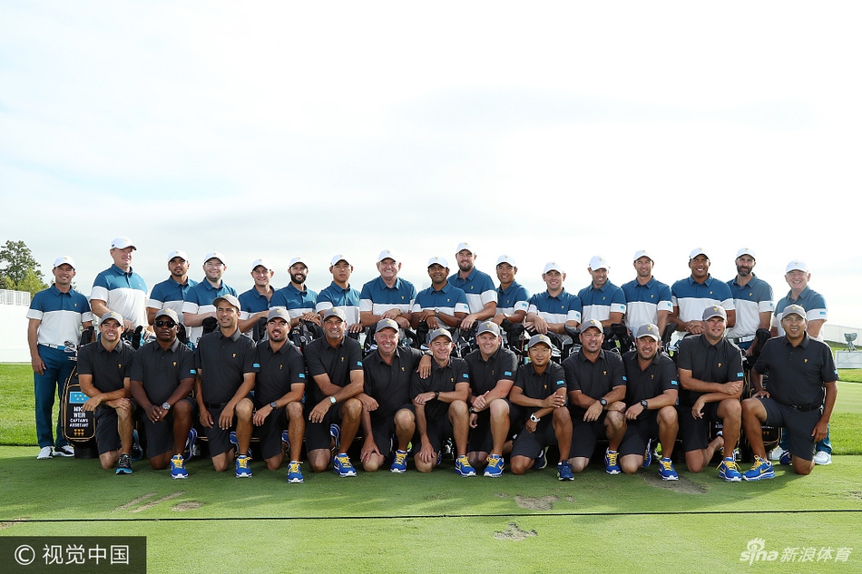 美国队队员与身穿统一服装的小球童们亲切合影，巨星们俯身或蹲下，与孩子们视线齐平，场面温馨有爱。