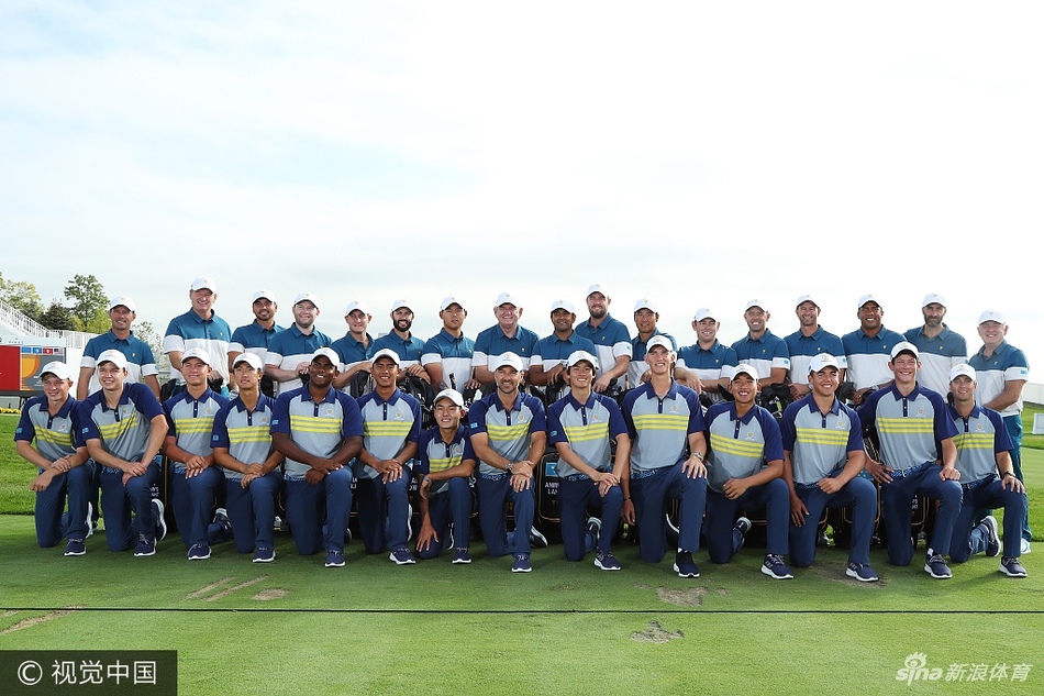 国际队队员们在中场或赛后紧紧拥抱在一起，互相鼓励支持，展现了逆境中团结一心的强大团队精神。