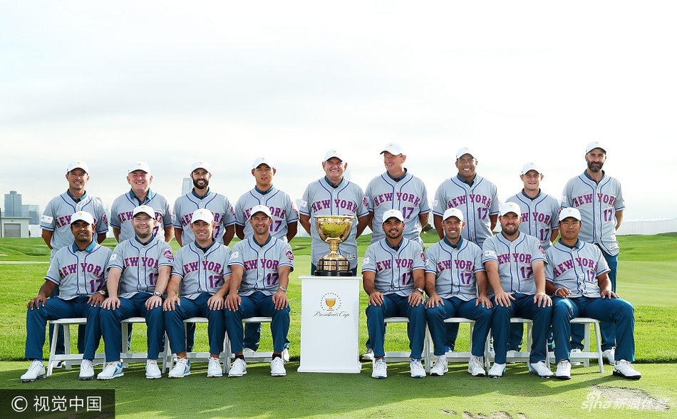 国际队队员集体换上特别定制的棒球服款式队服，神情轻松幽默，展现了团队别具一格的活力与亲密无间的氛围。