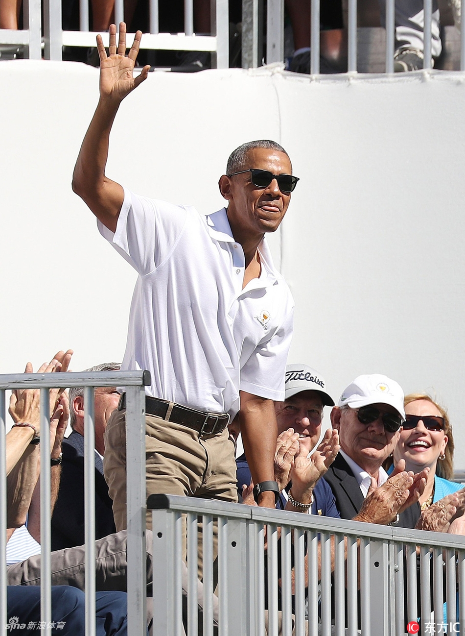 赛前唱国歌仪式上，泰格·伍兹神情肃穆，将右手置于胸前，向国旗致以崇高的敬意。