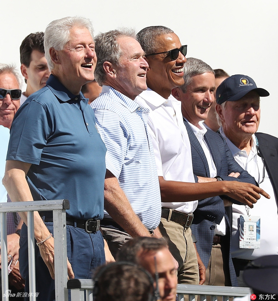 泰格·伍兹与巴拉克·奥巴马在赛场合影，两人相谈甚欢，展现体育巨星与国家领袖之间的尊重与友好互动。