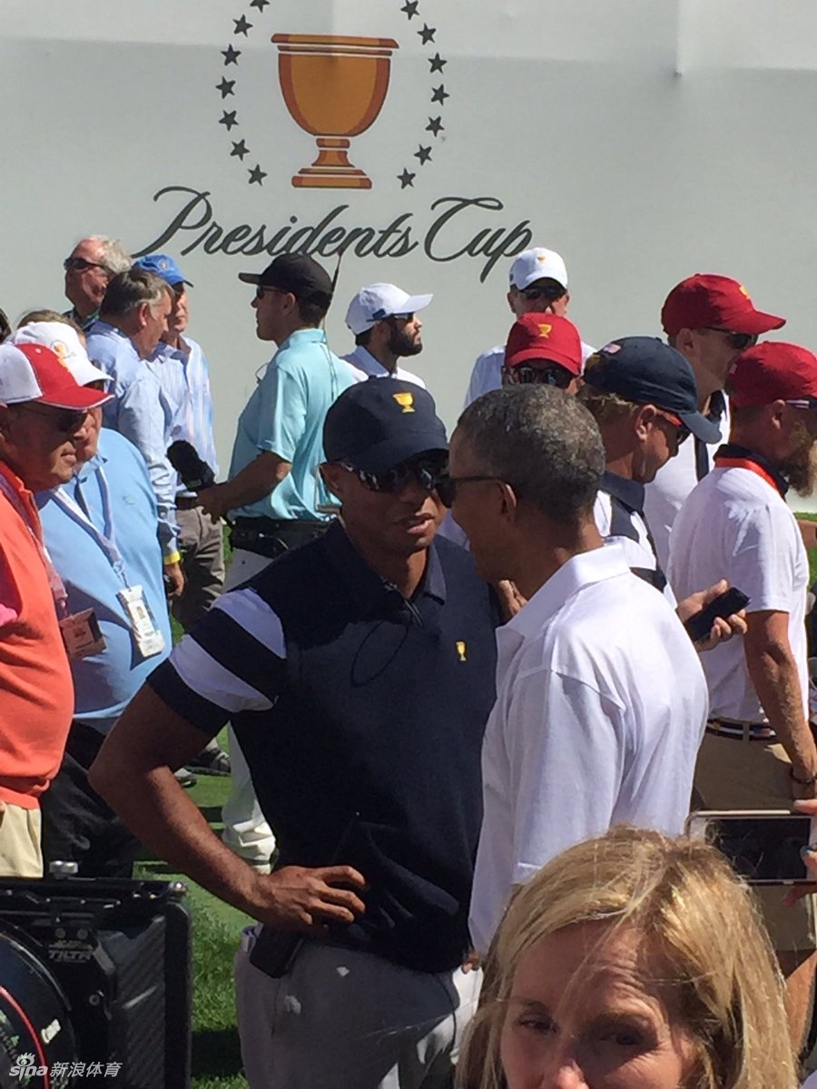 闪亮的总统杯奖杯被放置在开幕式现场的显要位置，象征着高尔夫运动的最高团队荣誉与竞争精神。