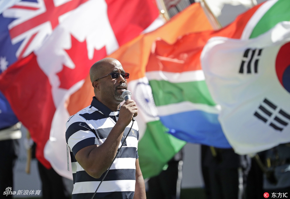 比尔·克林顿、乔治·布什与巴拉克·奥巴马在绿茵场上再度同台亮相，向全场观众挥手致意，成为全场焦点。