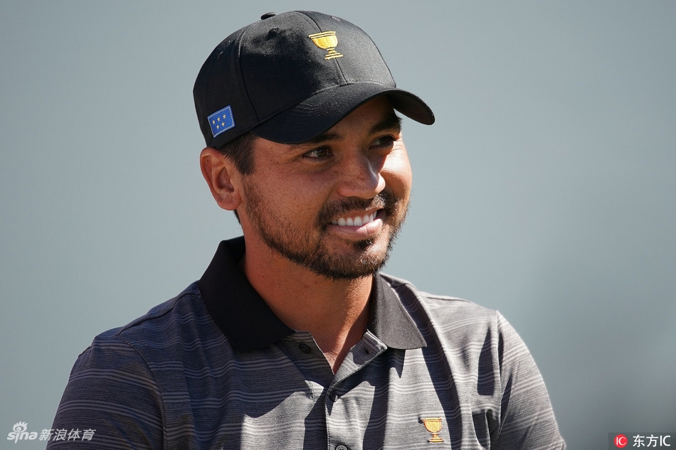 简森·戴伊在获胜后紧握拳头，仰天释放激动情绪，历经艰难终于为国际队拿下了宝贵的一分。