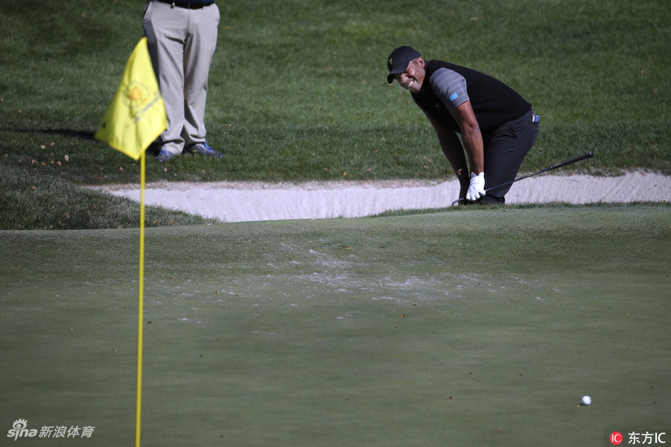 乔纳森·维加斯在长草中尝试一记高难度切球，身体大幅倾斜，表情严肃，面对棘手的球场状况毫不退缩。