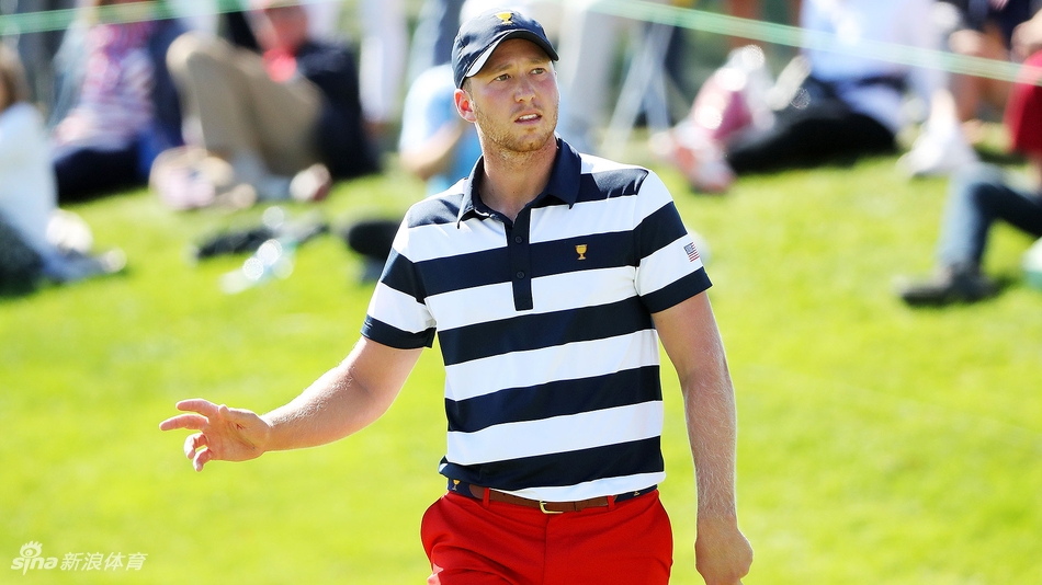 美国队队员围聚在一起，香槟泡沫四溅，众人脸上洋溢着纯粹而狂喜的笑容，共同庆祝第七次连续夺冠。