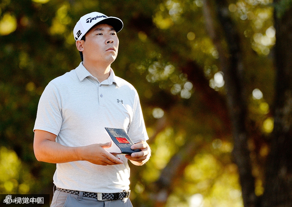 中国高尔夫新星窦泽成在绿茵场上全神贯注，正准备挥出关键一杆，展现新生代球手的沉稳与力量。