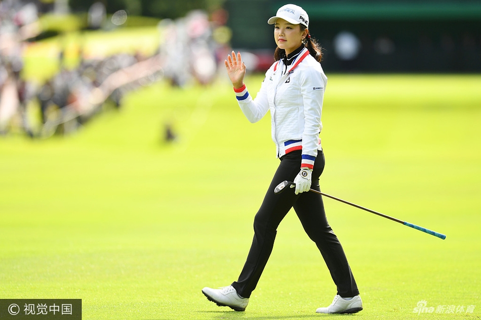 卢晓晴在果岭上仔细推敲推杆线路，冠军气质显露无疑