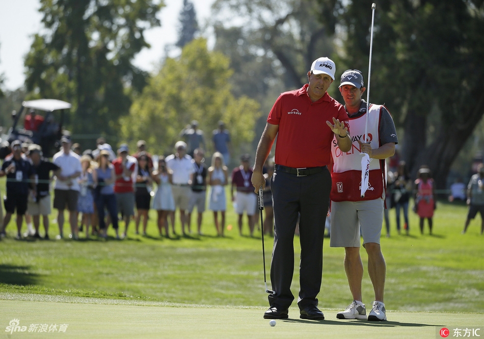 布兰登·斯蒂尔开球瞬间，作为卫冕冠军，他的每一次挥杆都力求稳健，志在捍卫荣誉。