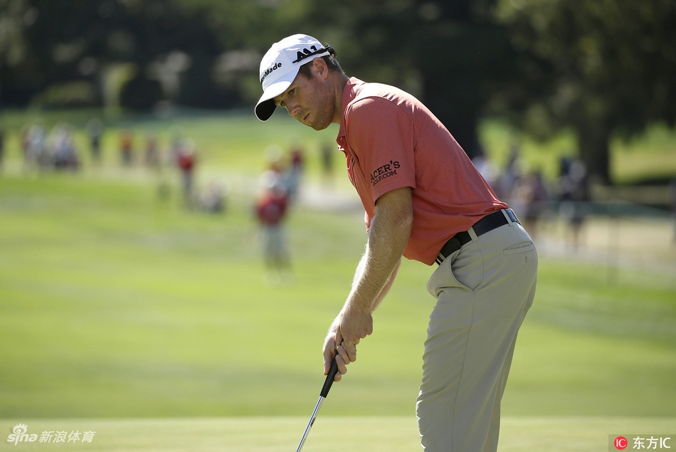 切森·哈德利在比赛中凝神准备推击，他正为重返美巡赛的荣耀而战。