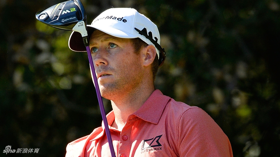 泰勒·邓肯在球道上果断挥杆，年轻的面庞上写满了专注与坚定，挑战职业生涯首冠。