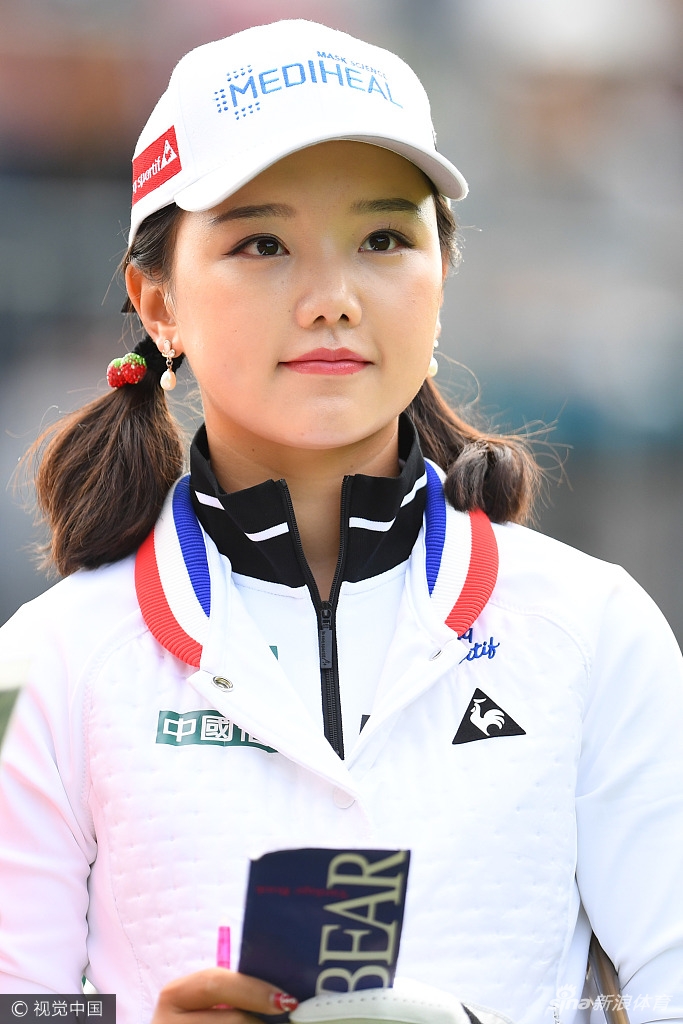 比赛现场绿草如茵，沙坑与水塘点缀其间，构成经典的球场挑战