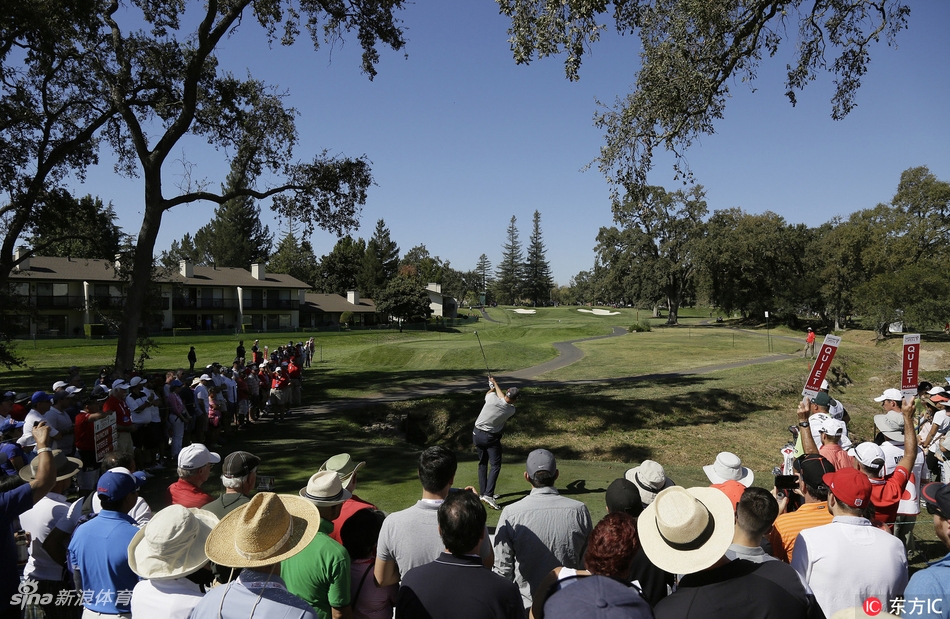 托尼·弗诺在比赛中挥杆，作为并列第七的争夺者，他的表现同样稳健有力。