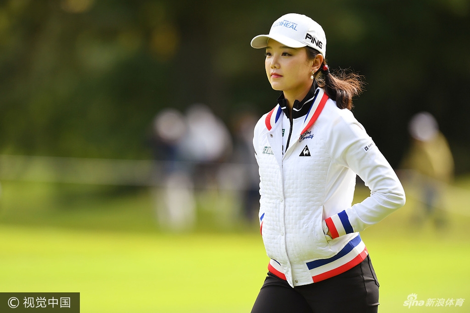 晴朗天空下，球员走向下一个发球台，征程仍在继续