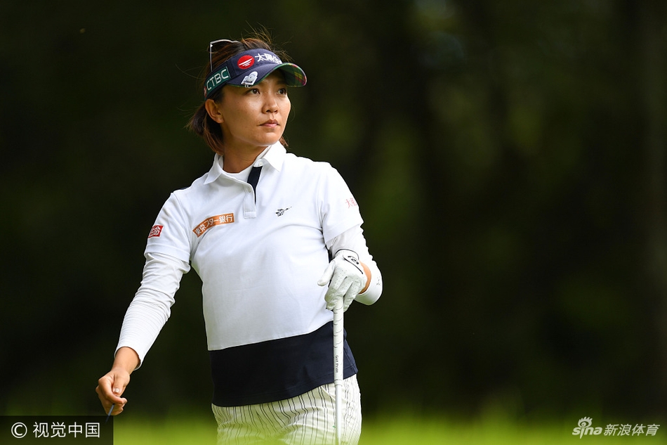 卢晓晴在球道上沉稳观察果岭走势，目光专注充满自信