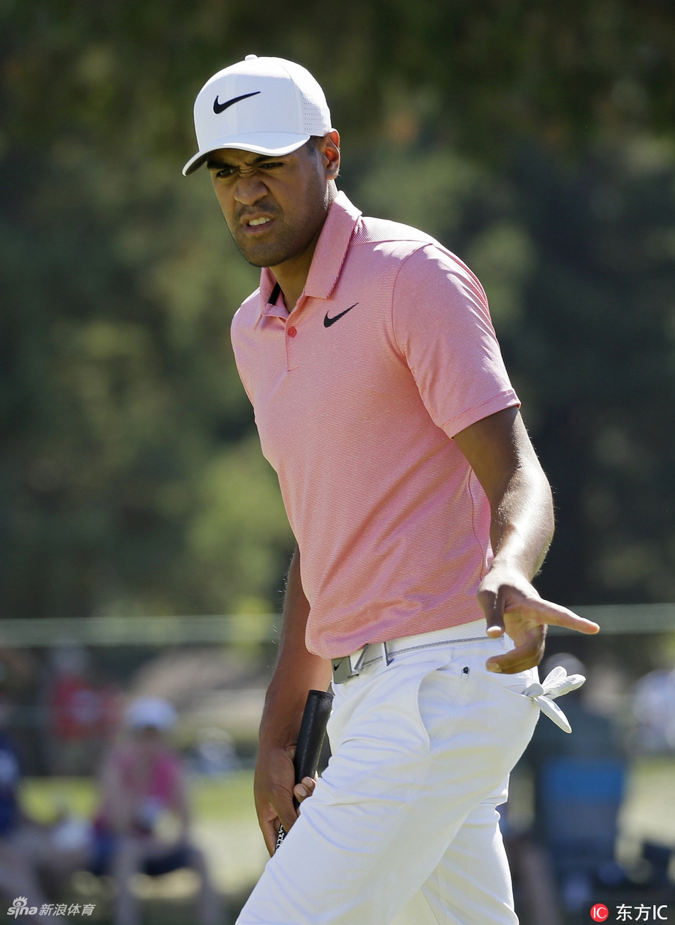 菲尔·米克尔森与担任其球童的弟弟蒂姆在果岭上认真研讨，兄弟协作成为赛场温馨一景。