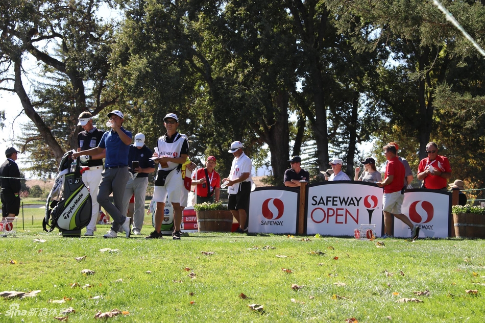 众多球迷围在场地周围,热切目光聚焦于正在比赛中沉稳挥杆的张新军