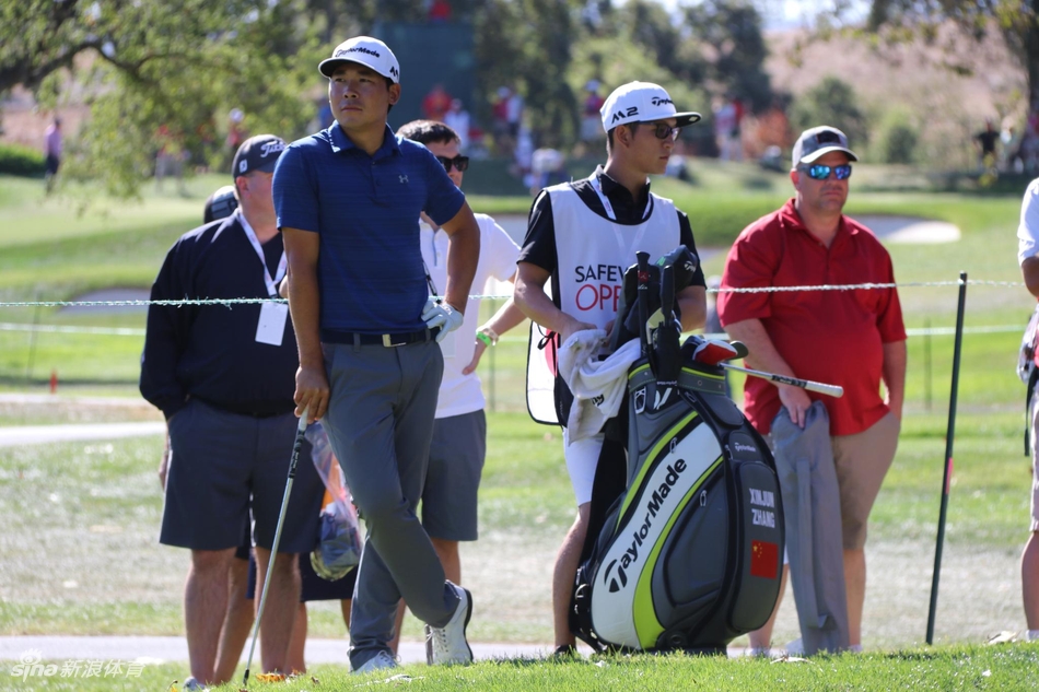 开球前短暂的候场时刻,张新军气定神闲,进行着最后的内心梳理