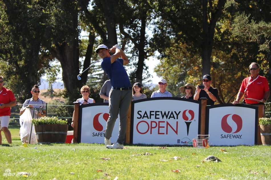 张新军在全神贯注中挥出美巡赛历史性的一击,白色小球划破加州天际