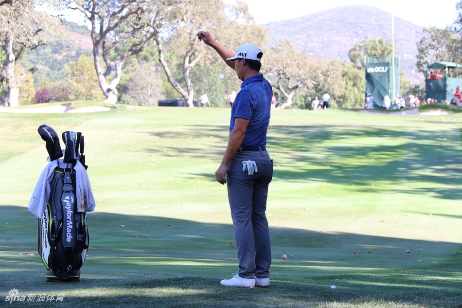 决赛轮关键切杆应声入洞,张新军紧握双拳激情庆祝这一精彩时刻