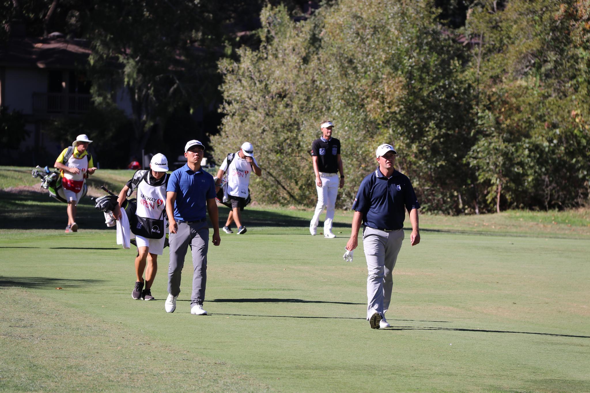 张新军从容行走在开阔的球道上,目光坚定地望向前方的挑战