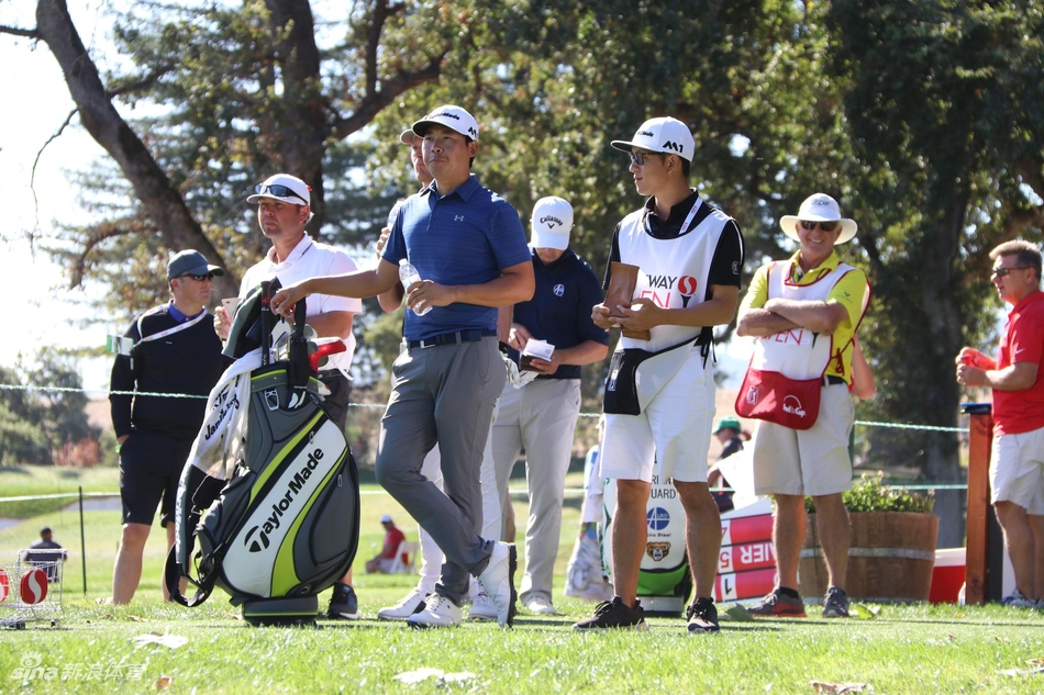 大风扬起张新军的衣角,他目光如炬审视球场,仿佛在与风势对话