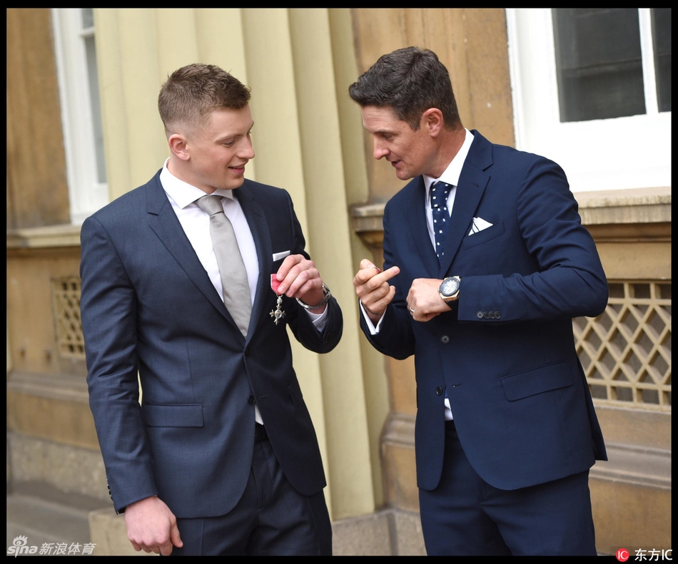 亚当·佩蒂与贾斯汀·罗斯在典礼的庄重场合进行深入交流,两人侧身交谈神情专注,展现了跨越运动项目的尊重与冠军之间的深刻默契。