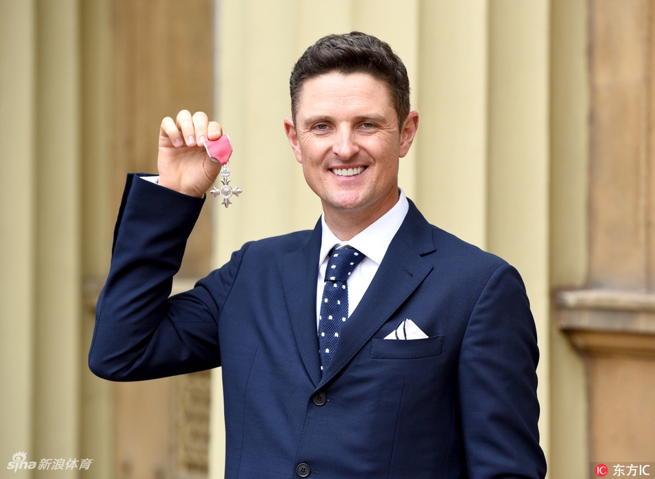 在白金汉宫庄重的授勋仪式上,剑桥公爵威廉王子正将大英帝国员佐勋章授予奥运游泳冠军亚当·佩蒂,佩蒂神情专注,姿态恭敬。