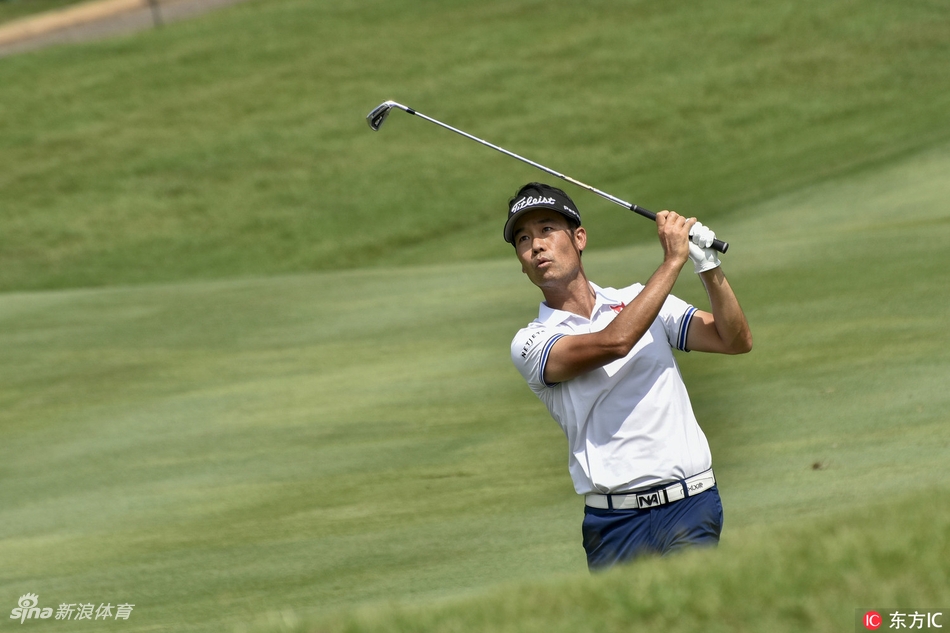 众多球迷聚集在TPC吉隆坡的赛场边，在棕榈树的树荫下专注地观看比赛，构成了亚洲高尔夫赛事独特的热情风景。