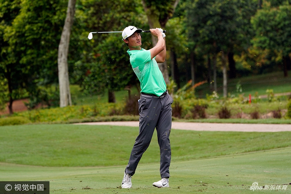 赞德·谢奥菲勒在球道上优雅挥杆，背景是郁郁葱葱的热带树林，展现新生代球员的沉稳与锐气。