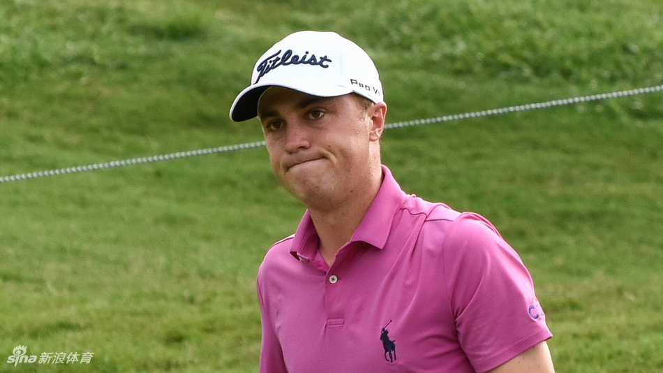 李昊桐在吉隆坡赛场奋力开球，身体充分扭转，展现出中国高尔夫领军人物的力量与决心。