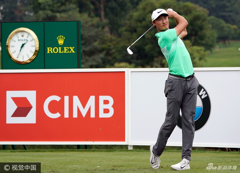 卡梅隆·史密斯在吉隆坡球场上凝视果岭，冷静分析推杆路线，领先的喜悦藏在专注的眼神之后。